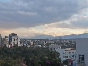 墨西哥城Apartamento cerca de Centro CitiBanamex的享有以山脉为背景的城市美景