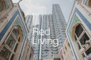 ParungmalelaRedLiving Apartemen at Saladdin - RAN的一座高大的建筑,上面写着红色的字眼