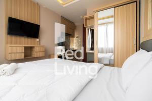 ParungmalelaRedLiving Apartemen at Saladdin - RAN的卧室配有白色的床和电视