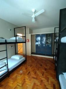圣保罗Soul Hostel Av Paulista Bela Vista 2的客房设有三张双层床和吊扇。