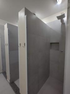 圣保罗Soul Hostel Av Paulista Bela Vista 2的浴室配有淋浴间和盥洗盆
