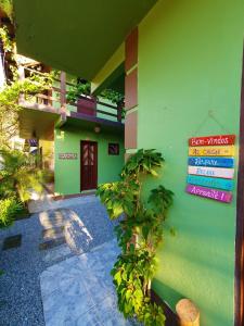 加罗帕巴Pousada Bem te vi的绿色建筑的侧面有标志