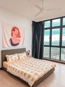 马西[Starry Homes @ Green Haven] 2Beds 2Bath+Pool View的一间卧室设有一张床和一个大窗户