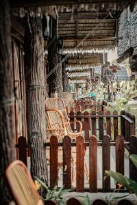科亚Nipoh Beach Cottage的建筑物中一排带围栏的椅子