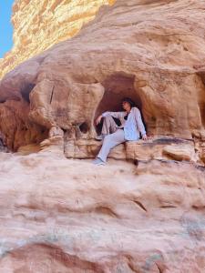 瓦迪拉姆wadi rum land mars的坐在岩层中的洞穴中的女人