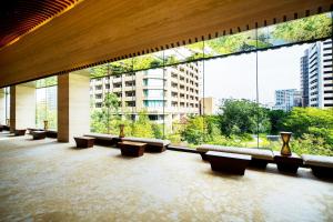 大阪大阪洲际酒店的建筑中一排长椅,设有大窗户