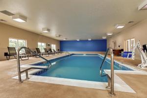 Campbellsville坎贝尔斯维尔智选假日酒店的游泳池,位于酒店带游泳池的客房