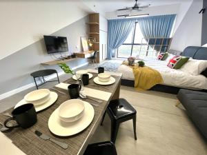 雪邦FREE PARKING # 2 Bed Family BellSuite - Sepang KLIA Kota Warisan的客厅配有床和桌椅
