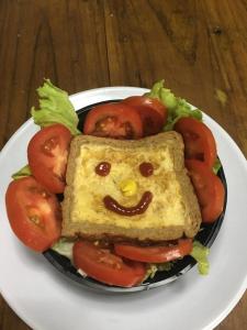 圣佩德罗苏拉塔玛琳酒店的一块三明治,面部由西红柿制成,盘子上