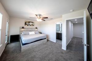峡谷湖Lakeshore Retreat的一间卧室配有一张床和吊扇