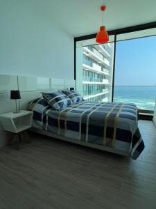 安托法加斯塔Puerto Nuevo Antofagasta的一间卧室设有一张床,享有海景