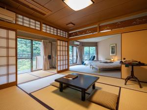 真庭市八景日式旅馆的日式客房配有一张床和一张桌子。