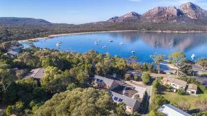 科尔斯湾Freycinet Stone Studio 6 - Mica的享有湖泊的空中景色,里面装有船只