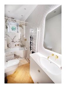 维尔纽斯Garden appartament in a city center的白色的浴室设有水槽和浴缸。