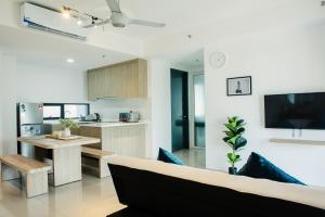 乔治市The Aspen, 3BR Cityview by WStay @Tropicana 218 Macalister的厨房以及带沙发和桌子的客厅。