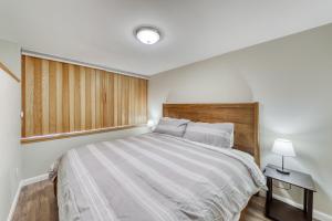 沃伦Village Gate Unit 209的一间卧室配有一张大床和木制床头板