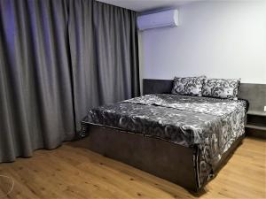 索非亚Sofia hotel apartments的一间卧室配有一张带灰色床罩的床
