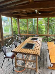 高山山水民宿的木制甲板上的木桌和椅子
