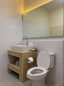 拉廊W house Ranong 2bedroom villa 8/9的浴室配有白色卫生间和盥洗盆。