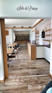 Tenna AGRITUR SEDICI - Bed and Breakfast的厨房和用餐室,铺有木地板