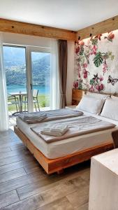 Tenna AGRITUR SEDICI - Bed and Breakfast的一张大床,位于带大窗户的房间里