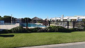 朱里恩湾Unit 29 Seafront Estate的庭院前的围栏,带游泳池