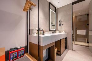 台州台州椒江亚朵酒店的一间带水槽和淋浴的浴室