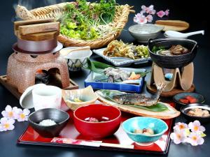 南砺富山県 よしのや旅館的餐桌上放着碗和盘子