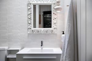 戴尔斯福特哈兹雷恩之家度假屋的白色的浴室设有水槽和镜子