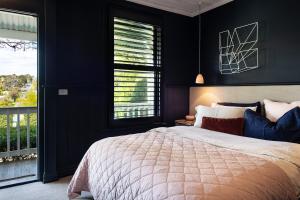戴尔斯福特哈兹雷恩之家度假屋的一间卧室设有一张大床和一个窗户。