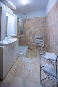特尔古穆列什Noroc si Fericire的一间带水槽、浴缸和淋浴的浴室