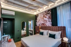 罗马Palazzetto Trevi的一间卧室设有一张大床和绿色的墙壁