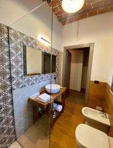 维杰瓦诺Cascina Mora Bassa的一间带水槽、卫生间和镜子的浴室