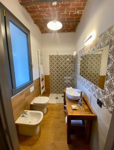 维杰瓦诺Cascina Mora Bassa的浴室设有2个卫生间、水槽和镜子