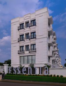 钦奈Essentia Premier Hotel Chennai OMR的白色的建筑,旁边设有阳台