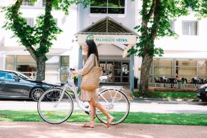 帕兰加帕朗格斯维特拉酒店的一位在人行道上骑着自行车的女人