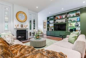 卢拉Villa Northcote Luxurious 4BR Wood Fireplace Leura的客厅设有两张沙发和一个壁炉