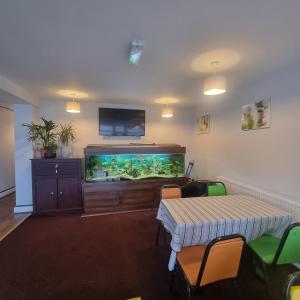 布莱克浦海边拉斯帕尔马斯酒店 的一间设有鱼缸和桌椅的房间