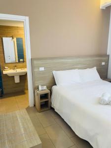 卡利亚里维拉斯维瓦酒店的酒店客房设有床和水槽