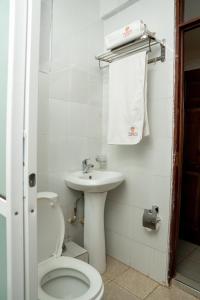 基苏木Whirlspring Hotel的白色的浴室设有卫生间和水槽。