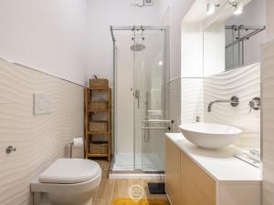 奥里斯塔诺Casa Aura - City Centre的浴室配有卫生间、盥洗盆和淋浴。