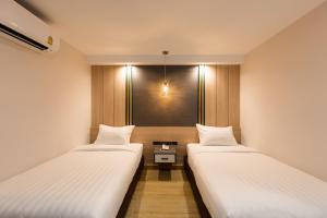 曼谷City Park Hotel Bangkok Pratunam by PCL的小型客房 - 带2张床和窗户