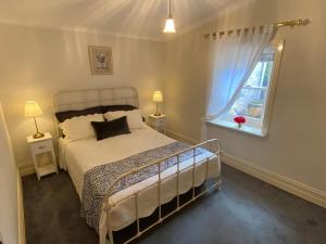 斯特灵Stirling Cottage的一间卧室设有一张床和一个窗口