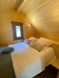 尼德布龙莱班Domaine du Heidenkopf的小木屋内一间卧室配有一张白色的床