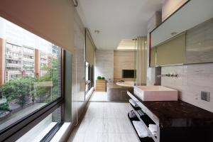 台北天豪屋的一间带水槽和大窗户的浴室