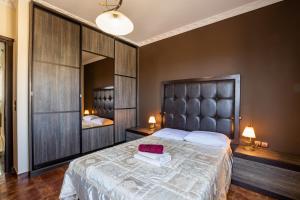 卡尔帕索斯Oceanviewvilla的一间卧室配有一张大床和镜子