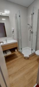 Wallsee格灵酒店的带淋浴和盥洗盆的浴室