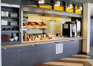 蒙特利马尔B&B HOTEL Montélimar Sud的厨房配有带食品的柜台