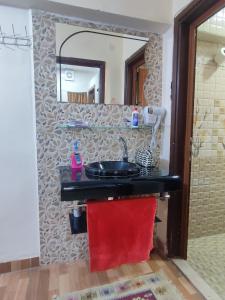 亚喀巴Hakaia Community的一间带水槽和镜子的浴室