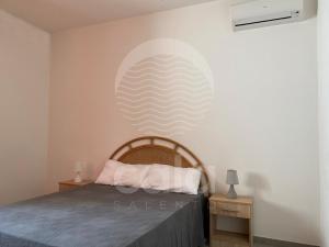托雷拉皮罗Villa Teresa - giardino privato的卧室配有一张壁挂波浪壁画的床。